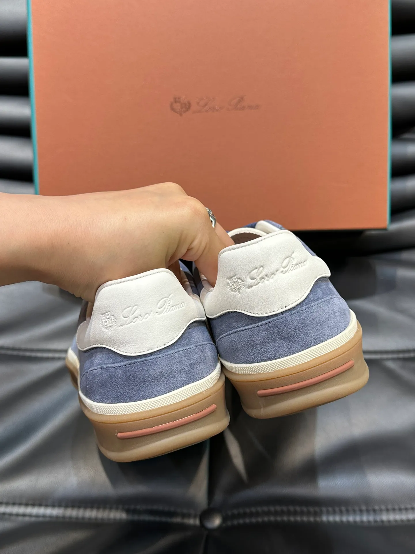 p420 Men's Shoes New 🆕Lp Old Money Style Men's Low-top Casual Tennis Shoes Loro Piana's high-end series has launched sports shoe styles made of soft cowhide. The breathable properties and flexible texture of natural materials make the sneakers both functional and comfortable. The high-quality metal-free tanning and tumble process highlights the natural texture of the leather, while the camel-colored sole and white rubber trim create a double-layer sole effect, making it an everyday shoe that can easily create a lazy and casual style! Size: 39-44 (45, 46 customized